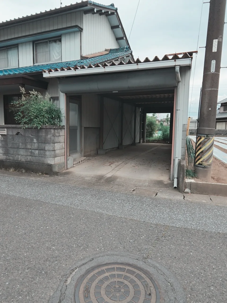 母屋とシャッターガレージ