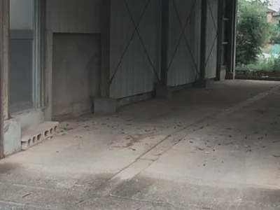 母屋とシャッターガレージ