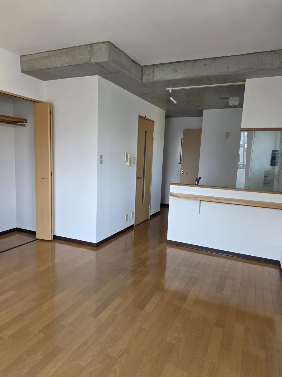 居室からキッチン方向